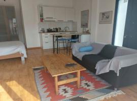 Hotel kuvat: Studio Room Ensuite by the Beach, Entire Independent Unit
