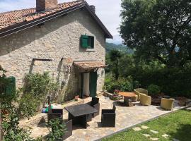 Hotel kuvat: “SPArisio” CASA IN SASSO CON PISCINA E CAMPO DA TENNIS