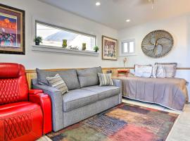 Hotel foto: Central Elmont Studio with Great Outdoor Space!