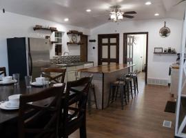 Rustic 2 bedroom Cabin 20 mins from Calamus Res.、Taylorのホテル