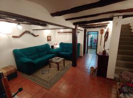 Фотографія готелю: Casa Rural Sarrion casa completa 3 habitaciones y cocina