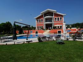 Photo de l’hôtel: Silivri Gazitepe'de 3 katlı, havuzlu lüks villa