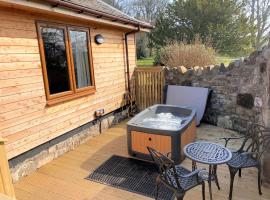 Pheasant Lodge with Hot Tub, hotel v destinaci Forgandenny
