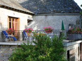 Hotel Photo: Maison de 2 chambres avec jardin clos et wifi a Florentin la Capelle