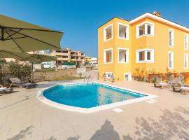 Hotel fotografie: Nice Apartment In Premantura With Outdoor Swimming Pool