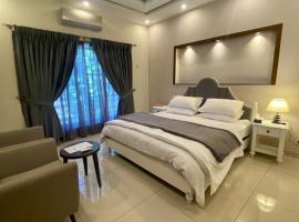 होटल की एक तस्वीर: Luxury Guest House in Bahria Town