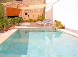 होटल की एक तस्वीर: YourHouse Can Peret, modern town house in Sa Pobla with private pool