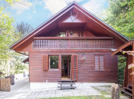 Hotel fotoğraf: Panoramic Forest Chalet Bled Lake View