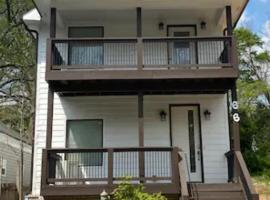 Hotel foto: Atlanta Unit 1 Room 1 - Peaceful Private Master Bedroom Suite with Private Balcony