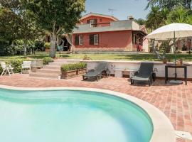 Фотография гостиницы: Awesome Home In Roma With 3 Bedrooms, Wifi And Outdoor Swimming Pool