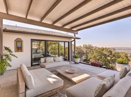 Fotos de Hotel: Luxe Mid-Century Austin Home with Canyon Views