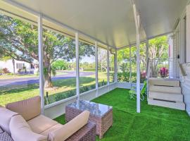 Hotel fotoğraf: Coastal Florida Cottage with Screened-In Porch!