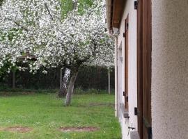 Hotel fotoğraf: Maison entre relooking et modernité dans un cadre verdoyant pour amoureux de grands espaces