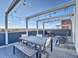 Foto di Hotel: Sleek Townhouse with Rooftop Patio and Mtn Views!