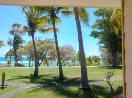 Grand studio 4 pers superbe vue mer et cocotiers dans Village Vacances Sainte-Anne plage à - 30 m, מלון בסנט-אן