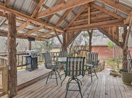 Ξενοδοχείο φωτογραφία: Rustic and Secluded Retreat with Deck on 2 Acres!