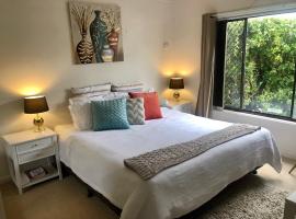 होटल की एक तस्वीर: Hotel Style Monterey Guest Studio near Hospitals, Beach and Airport