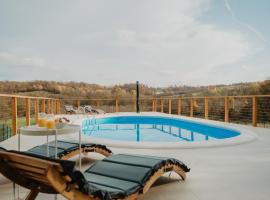 Fotos de Hotel: Luksuzna drvena kuća Babylonica sa bazenom,teniskim terenom i wellnesom