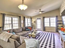 Fotos de Hotel: Chic Fairborn Home with Farmhouse Decor and Patio