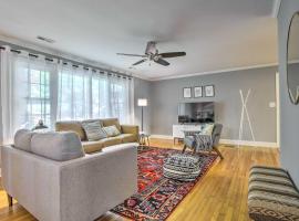 Zdjęcie hotelu: Bright Cary Home with Deck Less Than 15 Mi to Raleigh!