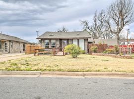 Fotos de Hotel: Cozy Oklahoma City Home with Deck and Gas Grill!