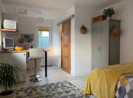 Hotel Photo: The Beehive - Self Contained Studio by The Sea