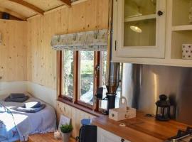 A picture of the hotel: Handcrafted Shepherds Hut
