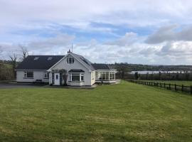 Lough Aduff Lodge 5 minutes from Carrick on Shannon、リートリムのホテル