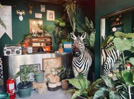 Very Hotel, hotel in George Town