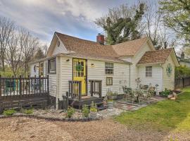 Хотел снимка: Stylish Asheville Home with Backyard and Fire Pit