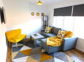 Hotel kuvat: Newly refurbished 2 bedroom apartment close to station and local amenities