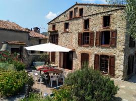 מלון צילום: Les Ecuries, traditional stone farmhouse with pool