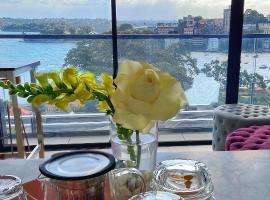 A picture of the hotel: Luxurious 2 bed apartments Lavender Bay view