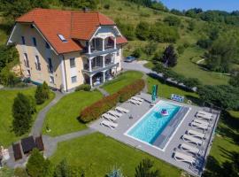 Hotel Photo: Pool Villa Silva Marija Apartments - Happy Rentals