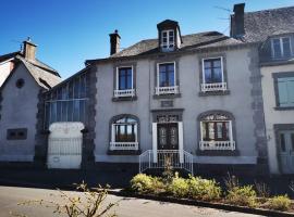 A picture of the hotel: Maison de bourg dans le Cantal