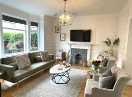 Stylish & Chic Central Apartment with Hot Tub, hotel in Perth