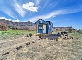 Hotel Photo: Boho Bliss Tiny Home with Fireplace, Fire Pit