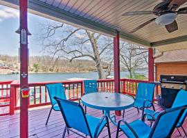 होटल की एक तस्वीर: Lake of the Ozarks Hiller Haus with Fire Pit!