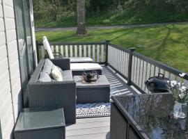 LUXURY PEACEFUL LODGE on edge of New Forest and 800m from sea ENTERTAINMENT and LEISURE PASSES INCLUDED, hotel in Milford on Sea