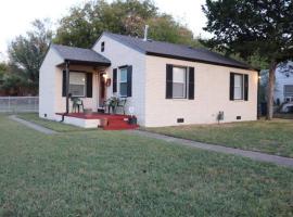 Hotel Photo: Charming 2 bedroom Retreat minutes from Downtown