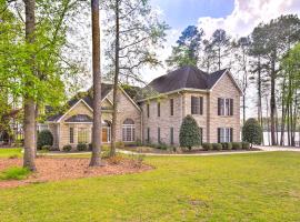 Fotos de Hotel: Grand Mt Gilead Villa on Lake Tillery with Dock