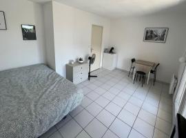 Hotel fotoğraf: Le Studio 36 à Nîmes, Wifi, Balcon