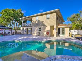 Hotel fotografie: Modern Clearwater Home with Deck 9 Mi to Beach