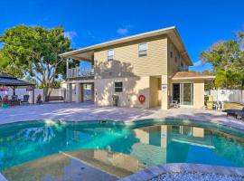 Hotel foto: Modern Clearwater Home with Deck 9 Mi to Beach