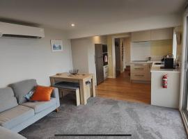 Hotel Photo: Fully Renovated Hillside Apartment Close To City