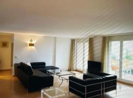 Hotel Photo: Centrally located, Spacious Modern Apartment