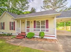 Fotos de Hotel: Cartersville Family Home with Spacious Backyard