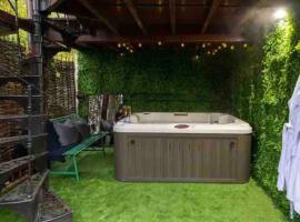 รูปภาพของโรงแรม: Stunning home with hot tub in picturesque village