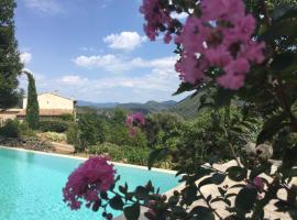 Hotel fotografie: Gîte en Cévennes du sud, bergerie restaurée, 2 à 4 personnes, piscine, vue exceptionnelle, authenticité et confort