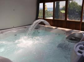 A picture of the hotel: chez moumie jacuzzi privatif